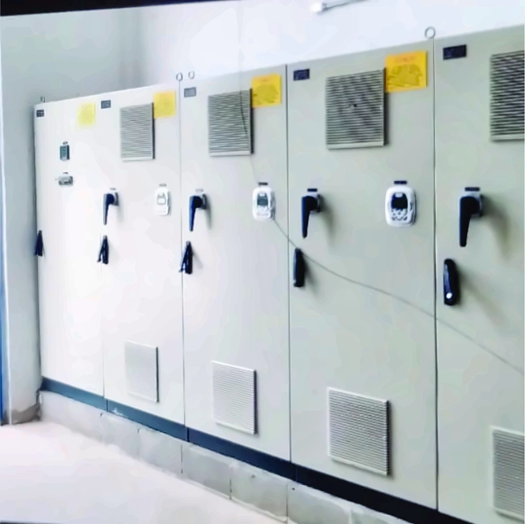 Conjunto alinhado de painéis elétricos fechados em ambiente técnico
