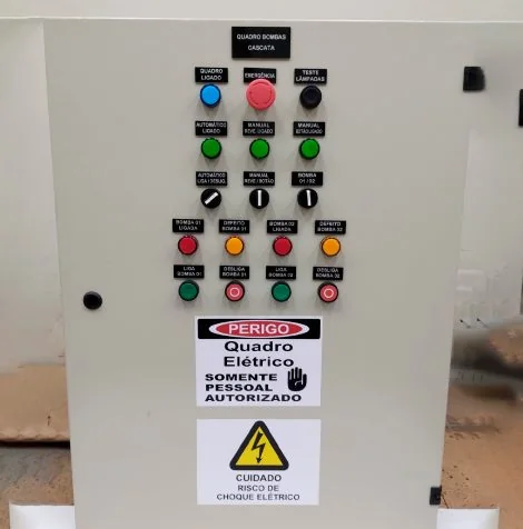 Quadro de comando de sistema de bombeamento em cascata com sinalização de segurança