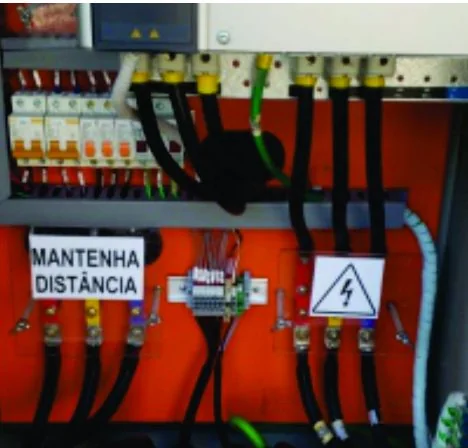 Painel elétrico industrial aberto com fiação e proteção organizadas