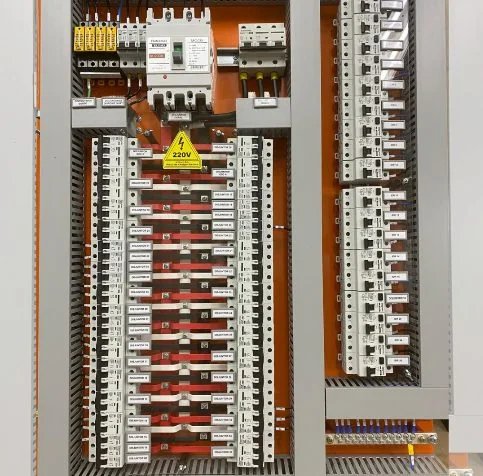 Quadro de distribuição elétrica de baixa tensão com disjuntores organizados